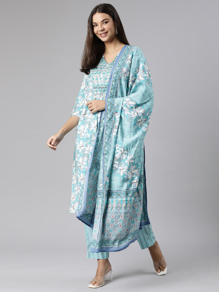 Neerus Green rayon printed suit set - detail view 2