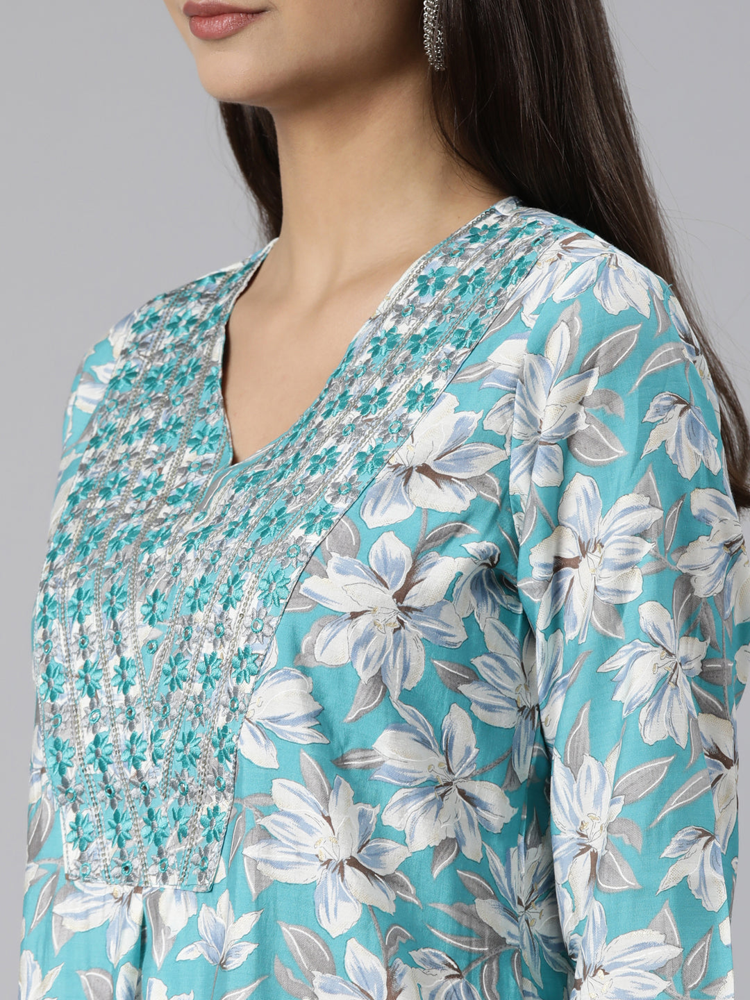 Neerus Green rayon printed suit set - detail view 1