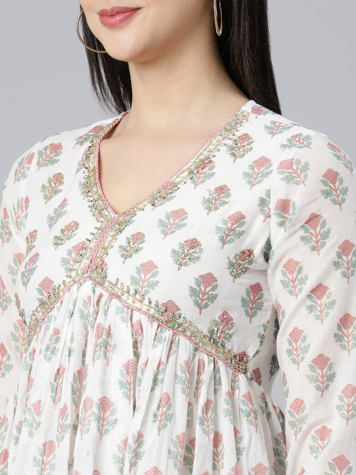 Neerus Pink printed panelled suit set - detail view 2