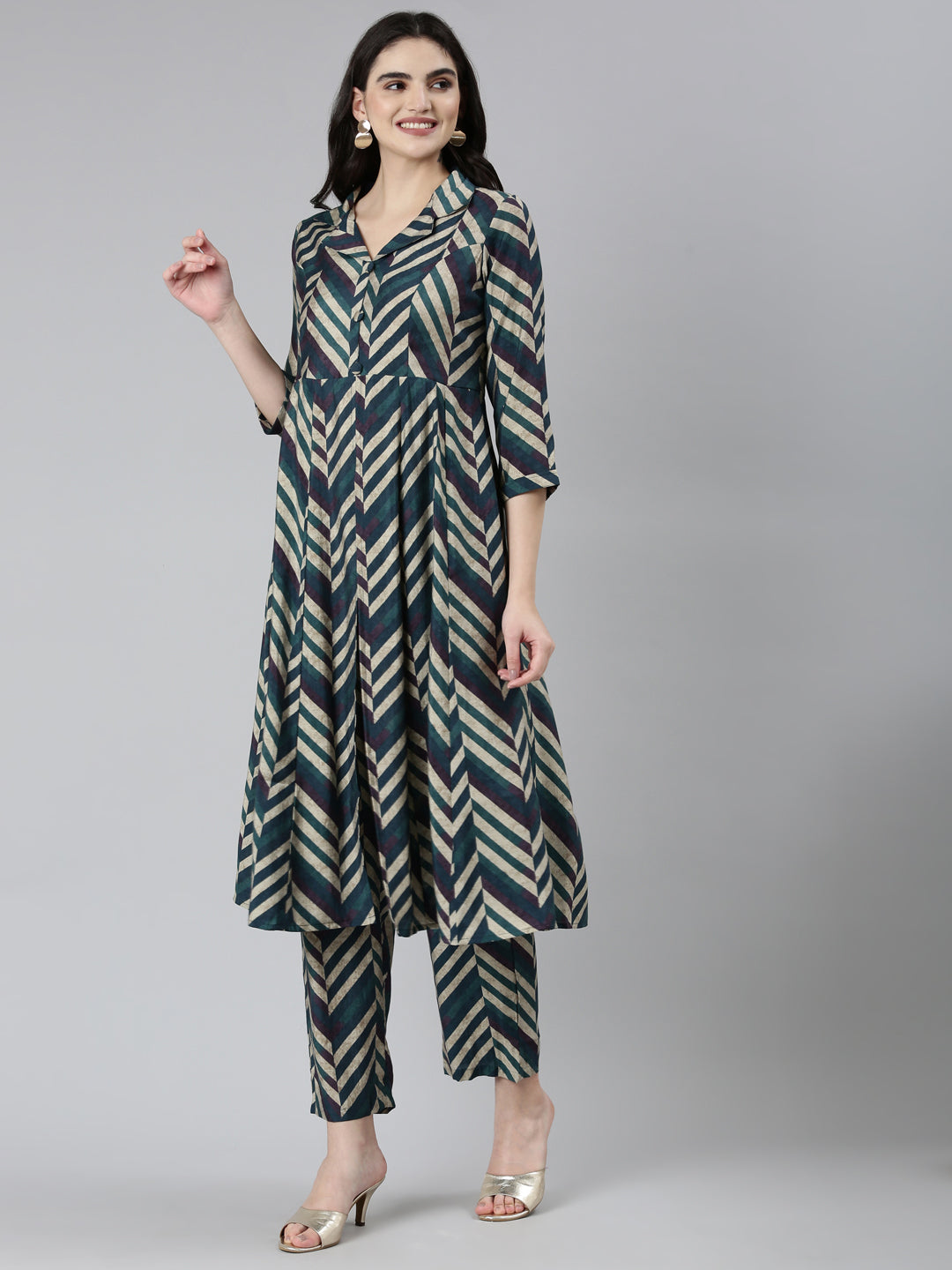 Neerus Green Regular Straight Chevron Kurta Sets And Trousers
