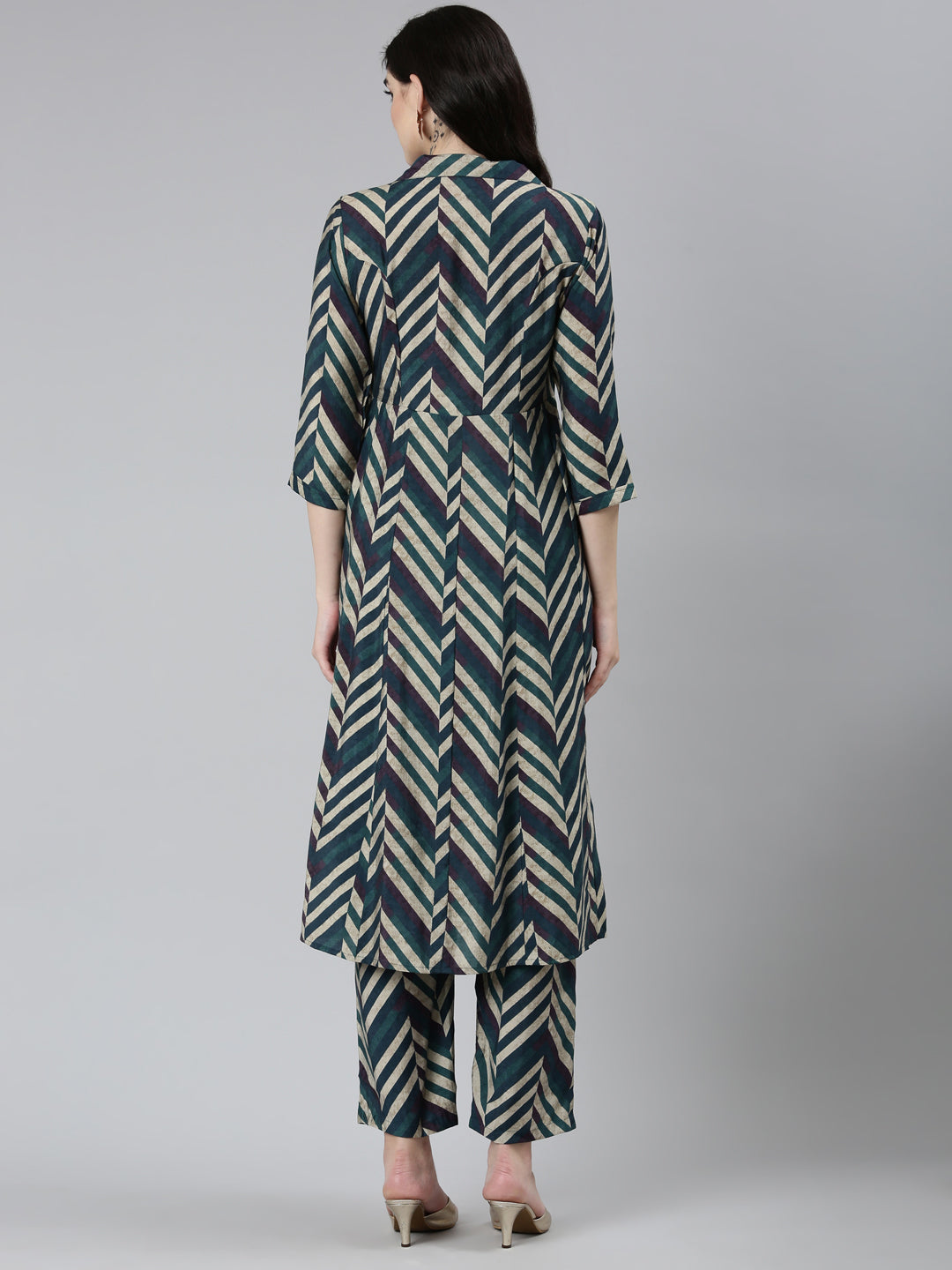 Neerus Green Regular Straight Chevron Kurta Sets And Trousers