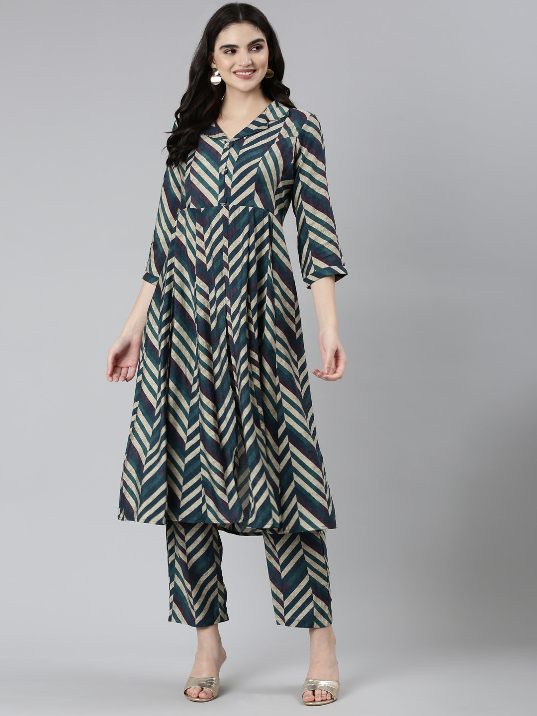 Neerus Green Regular Straight Chevron Kurta Sets And Trousers