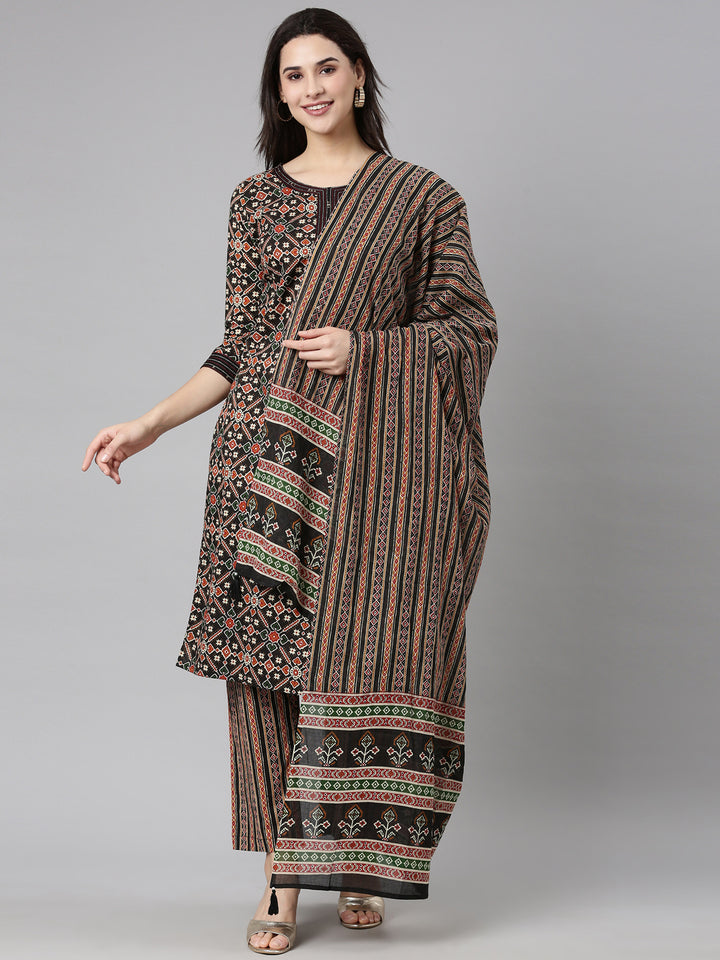 Neerus Black printed floral suit set - front view