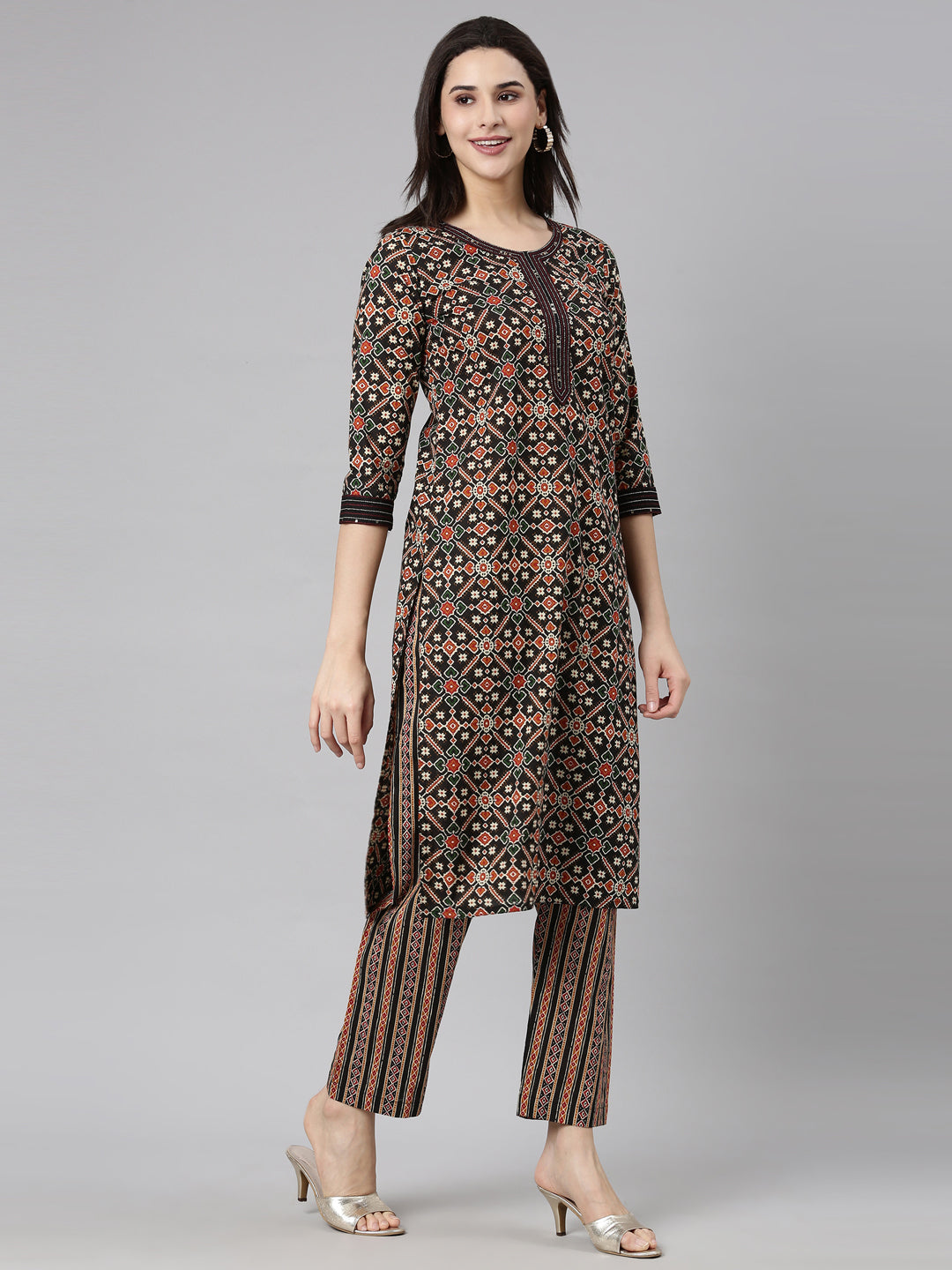 Neerus Black printed floral suit set - back view