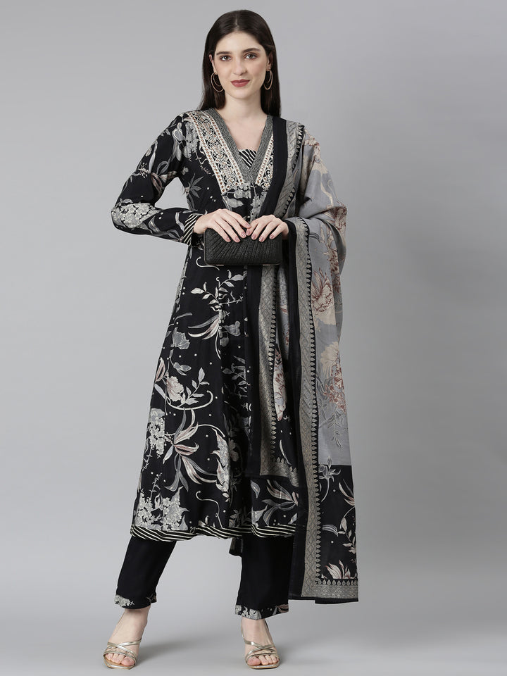 Neerus Black printed floral suit set - detail view 2