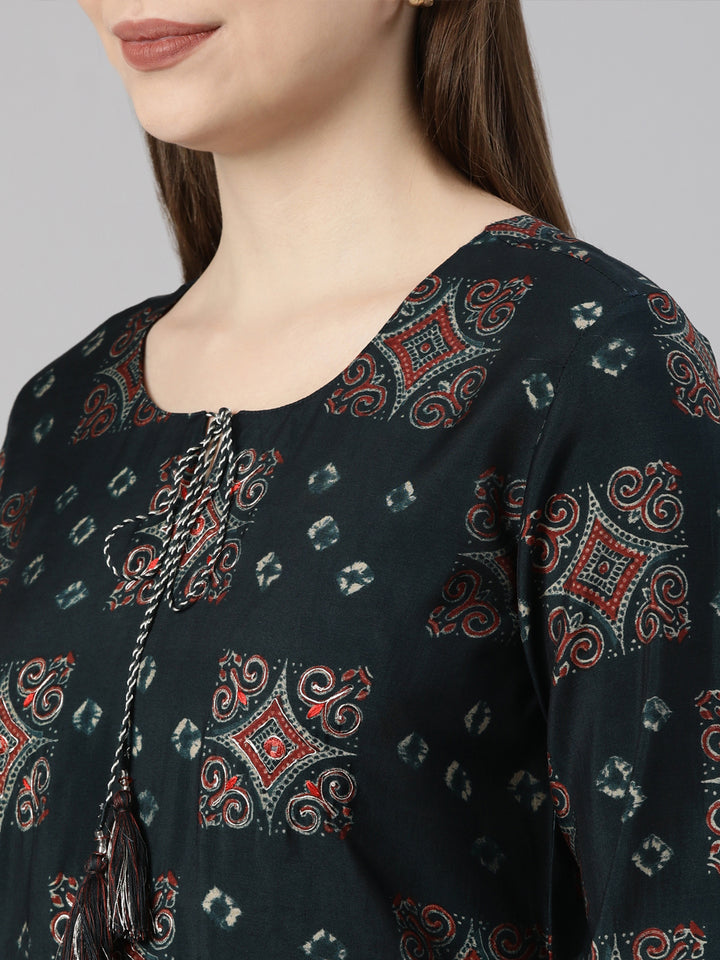 Neerus Blue printed geometric suit set - detail view 4