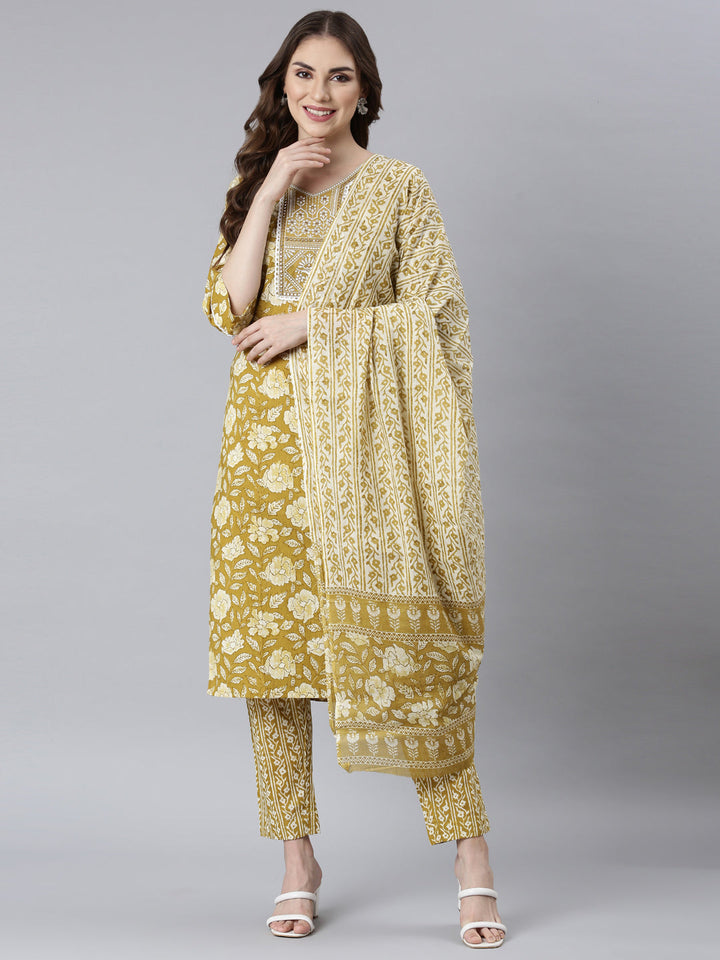 Neerus Mehadi Green Panelled Straight Floral Kurta And Trousers With Dupatta