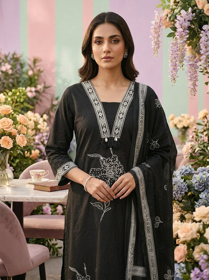 Neerus Black cotton printed suit set - detail view 2
