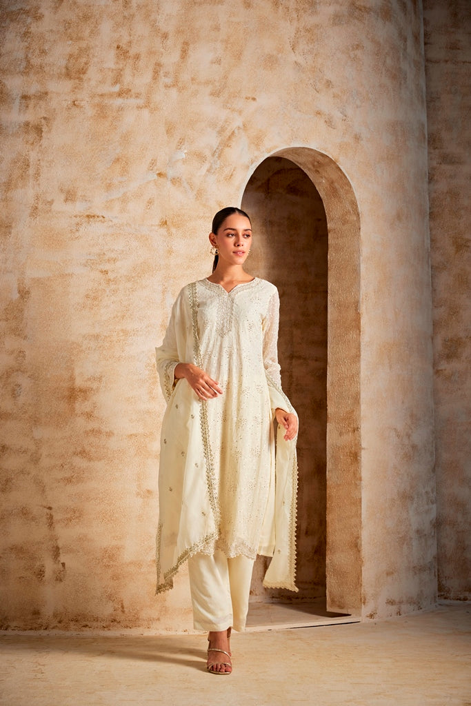 Neerus Cream suit set - front view