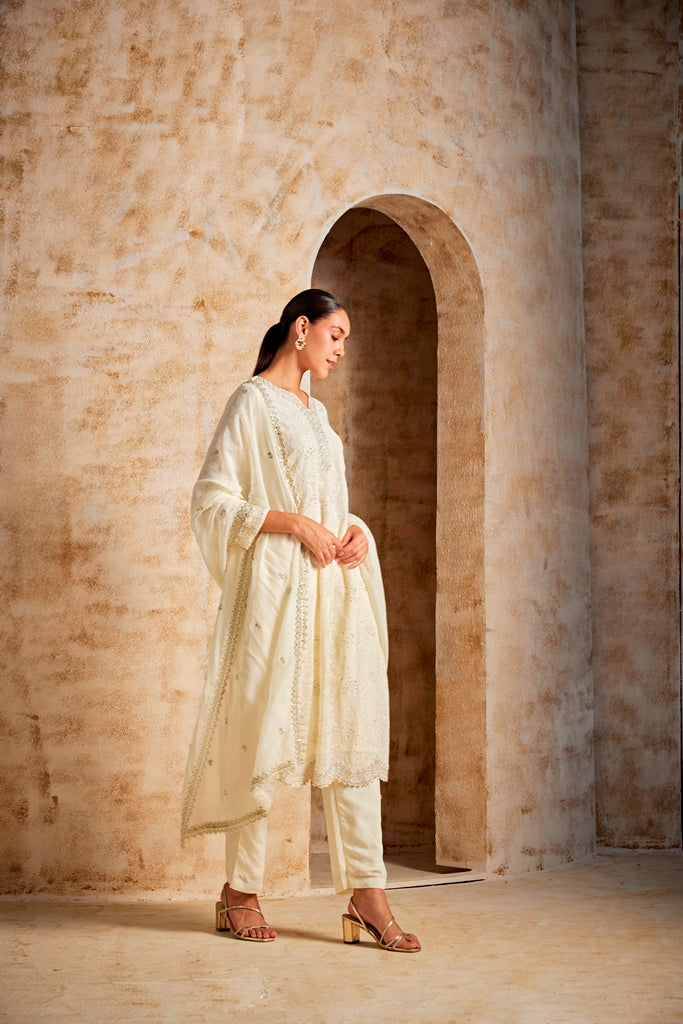 Neerus Cream suit set - side view