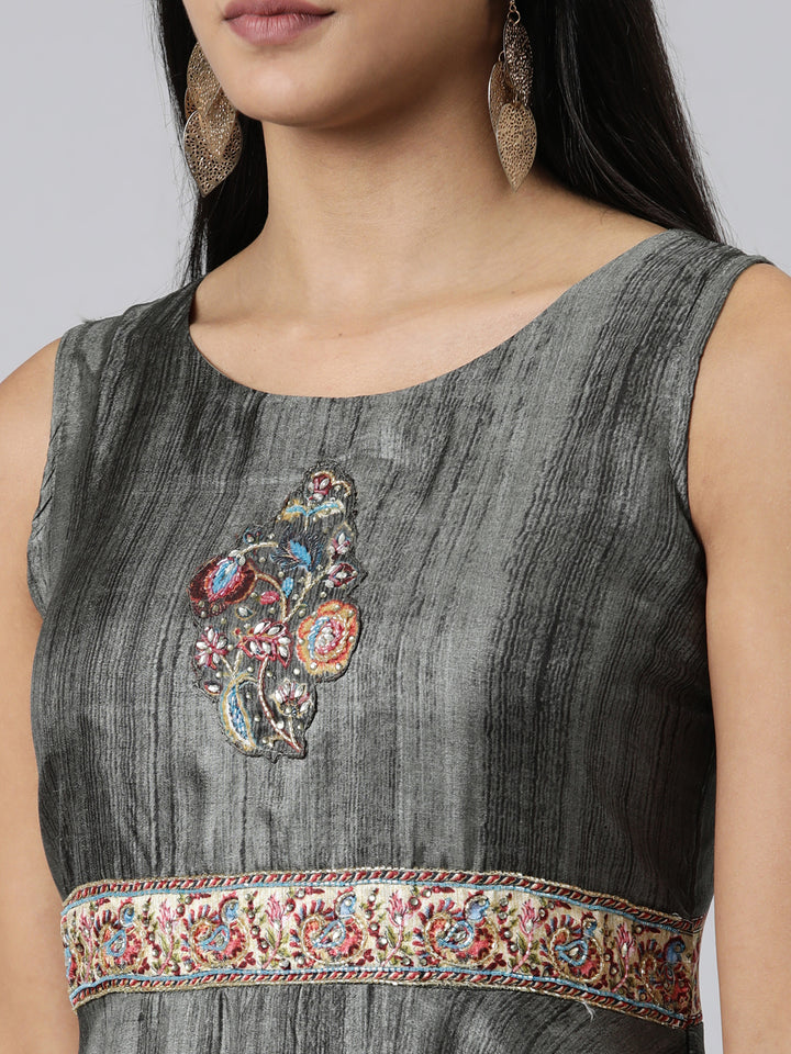 Neerus Olive Curved Casual Embroidered Maxi Dress