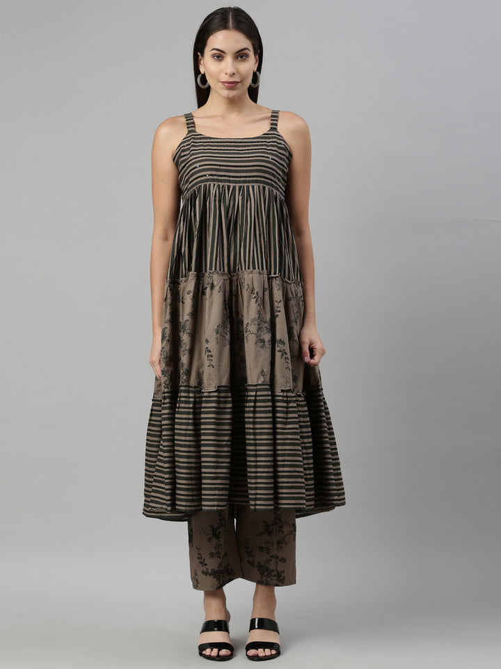 Neerus Grey cotton printed suit set - front view