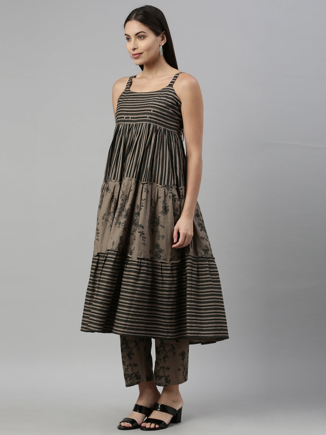 Neerus Grey cotton printed suit set - side view