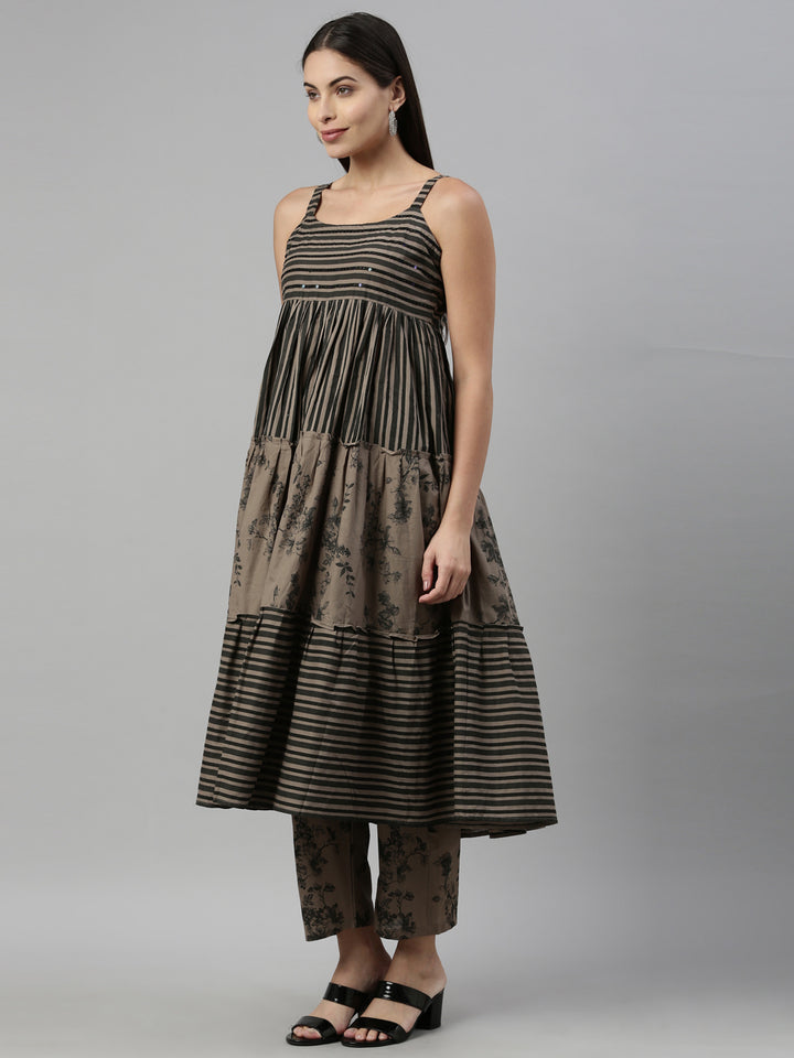 Neerus Grey cotton printed suit set - side view