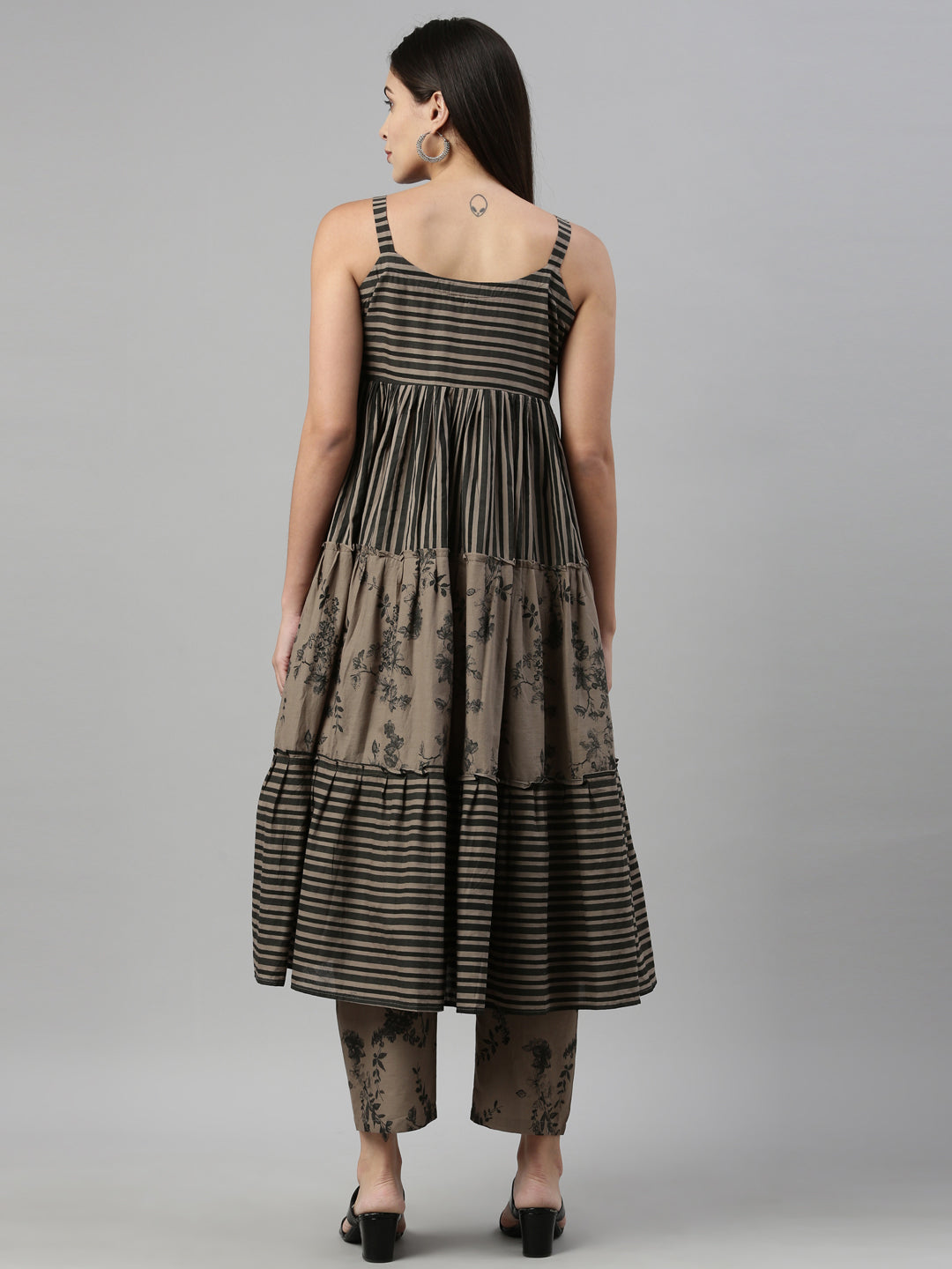 Neerus Grey cotton printed suit set - detail view 2
