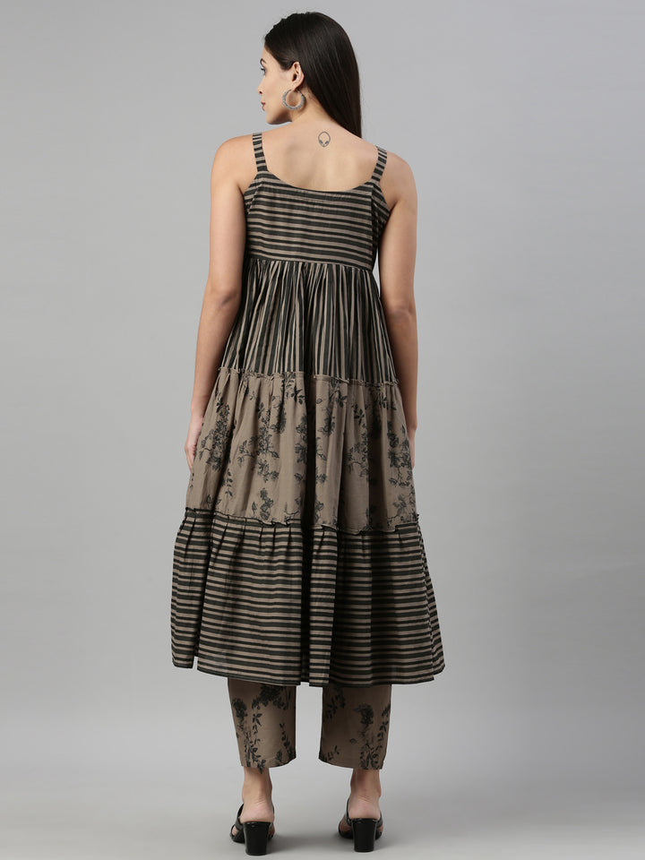 Neerus Grey cotton printed suit set - detail view 2