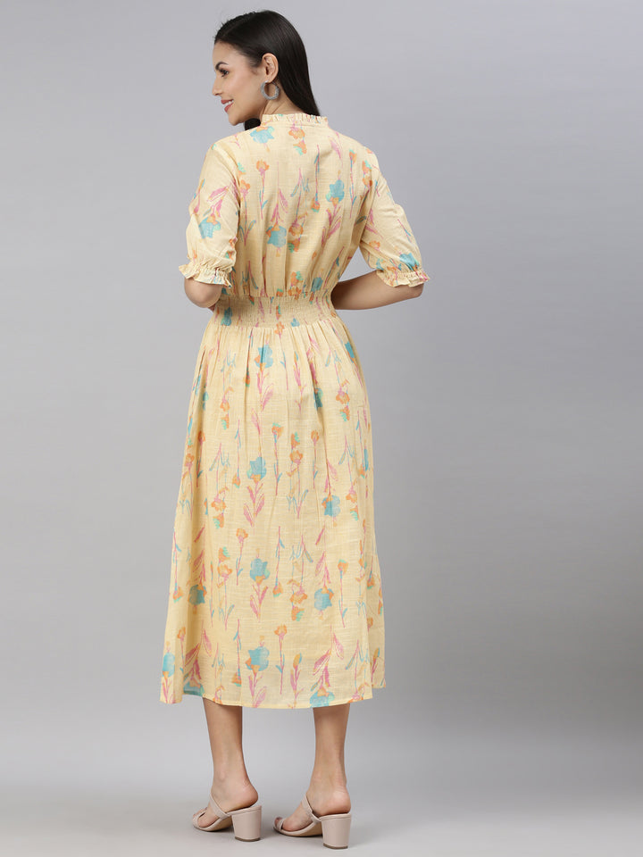 Neerus Yellow slub cotton straight kurta - detail view 1