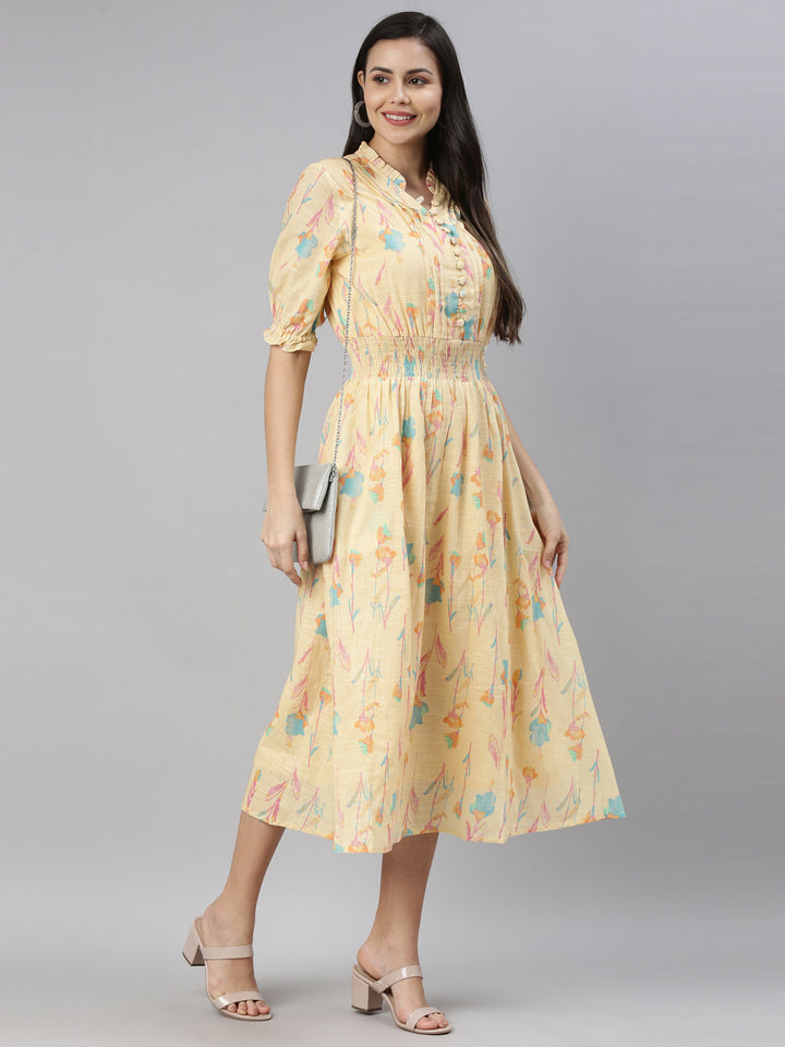 Neerus Yellow slub cotton straight kurta - detail view 2