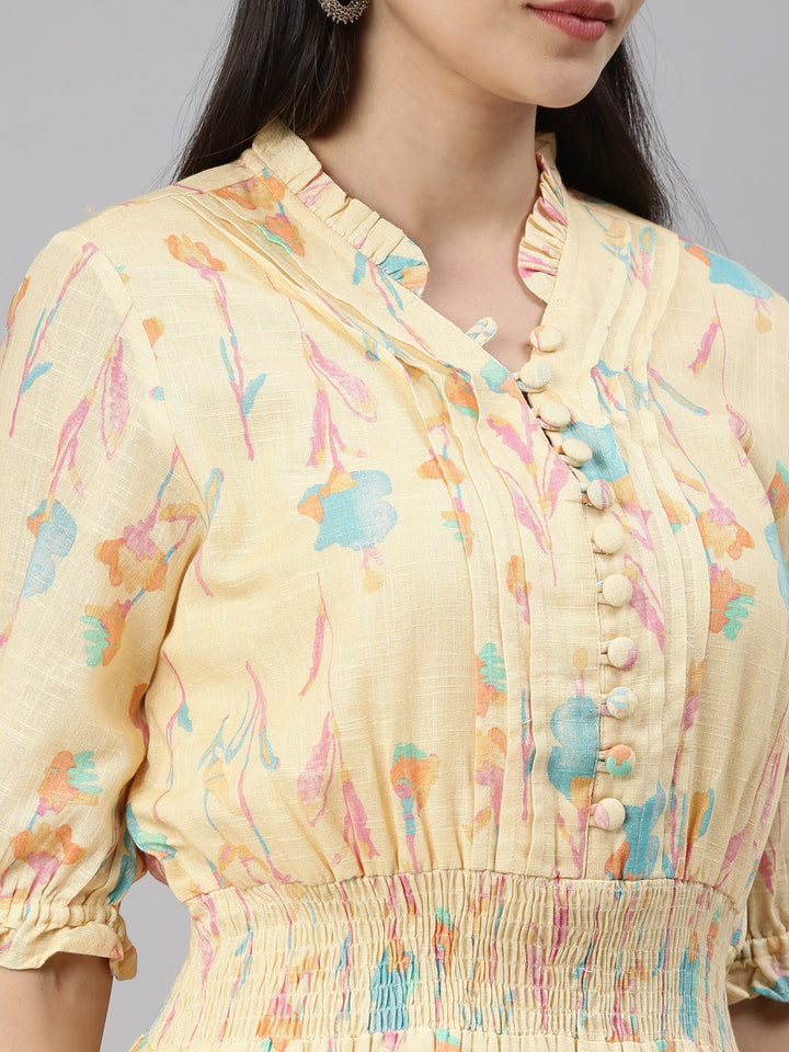 Neerus Yellow slub cotton straight kurta - detail view 4