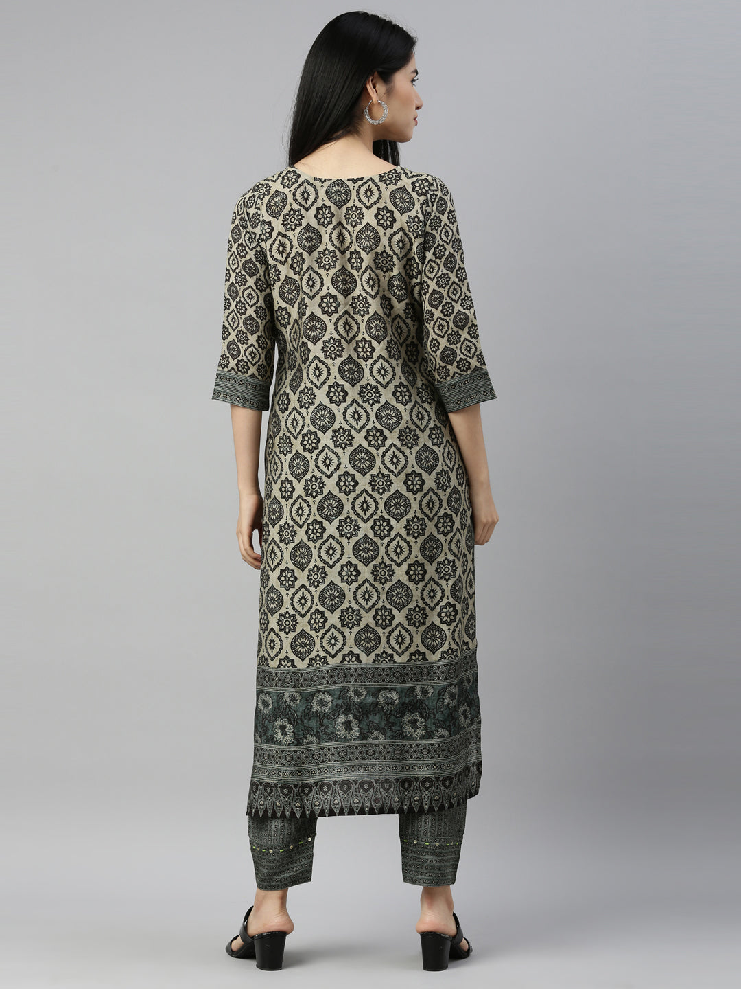 Neeru'S BLACK Color MUSLIN Fabric Suit Set
