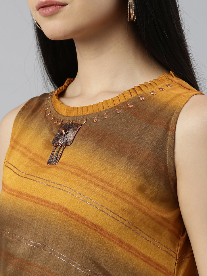 Neerus Gold silk kurta straight silhouette - detail view 4