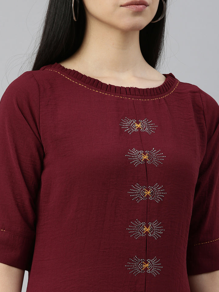 Neerus Maroon crepe solid kurta - detail view 4