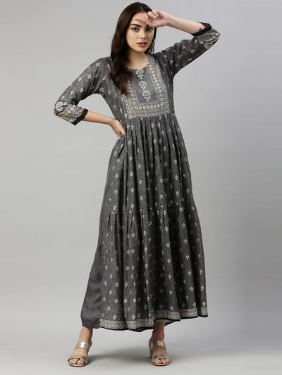 Neeru's Grey Color Model Fabric Kurta