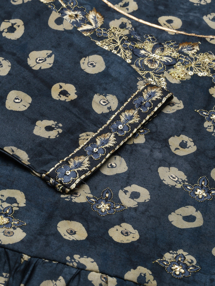 Neerus Green cotton printed kurta set with trouser and dupatta - detail view 2