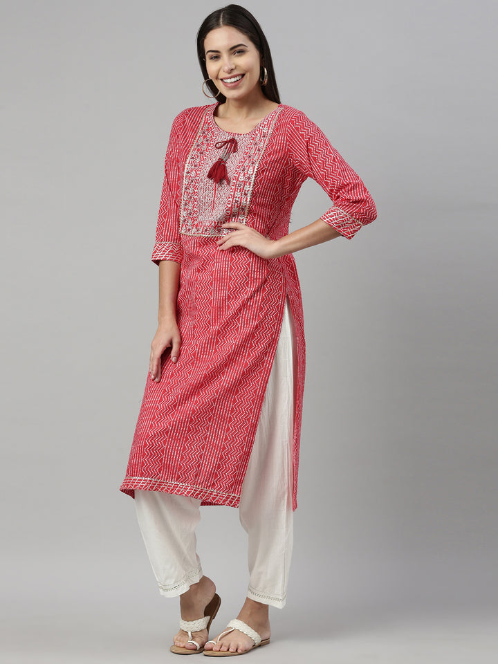 Neerus Red cotton solid kurta - side view