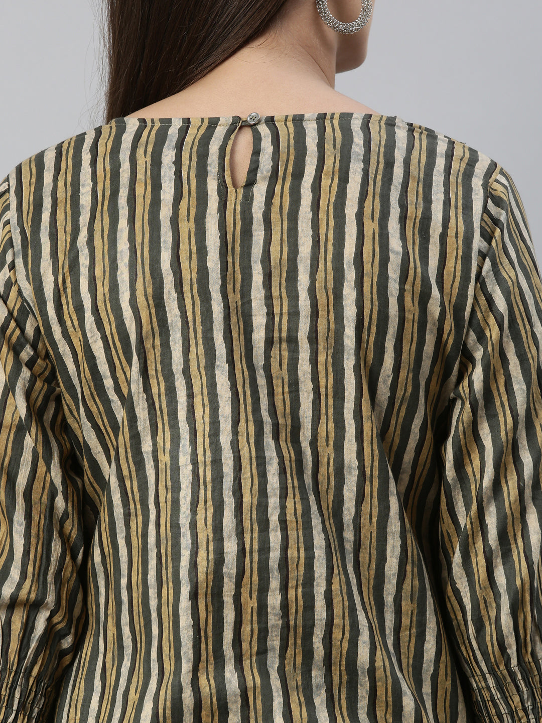 Neerus Green cotton printed kurta set - back view