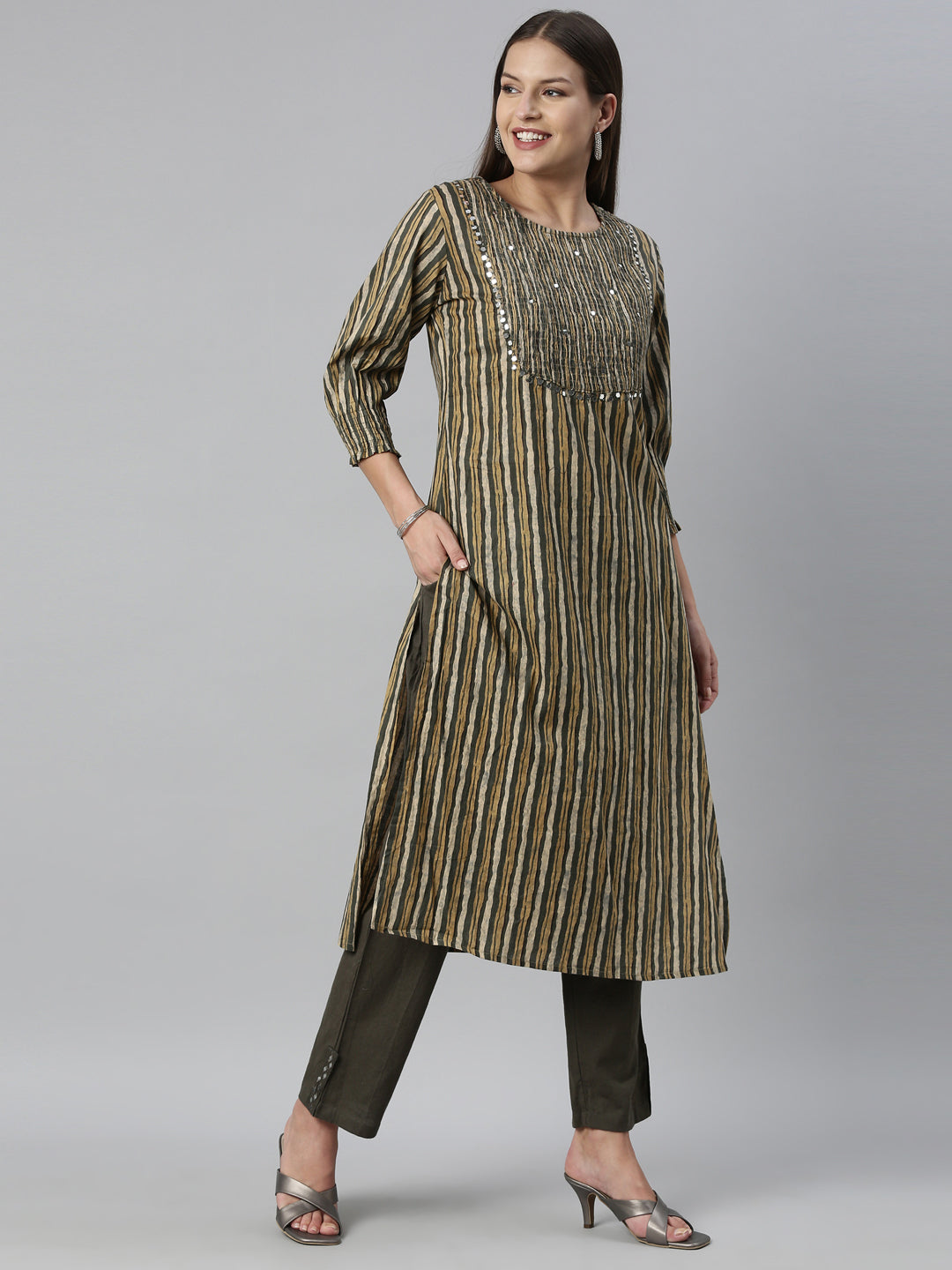 Neerus Green cotton printed kurta set - detail view 2