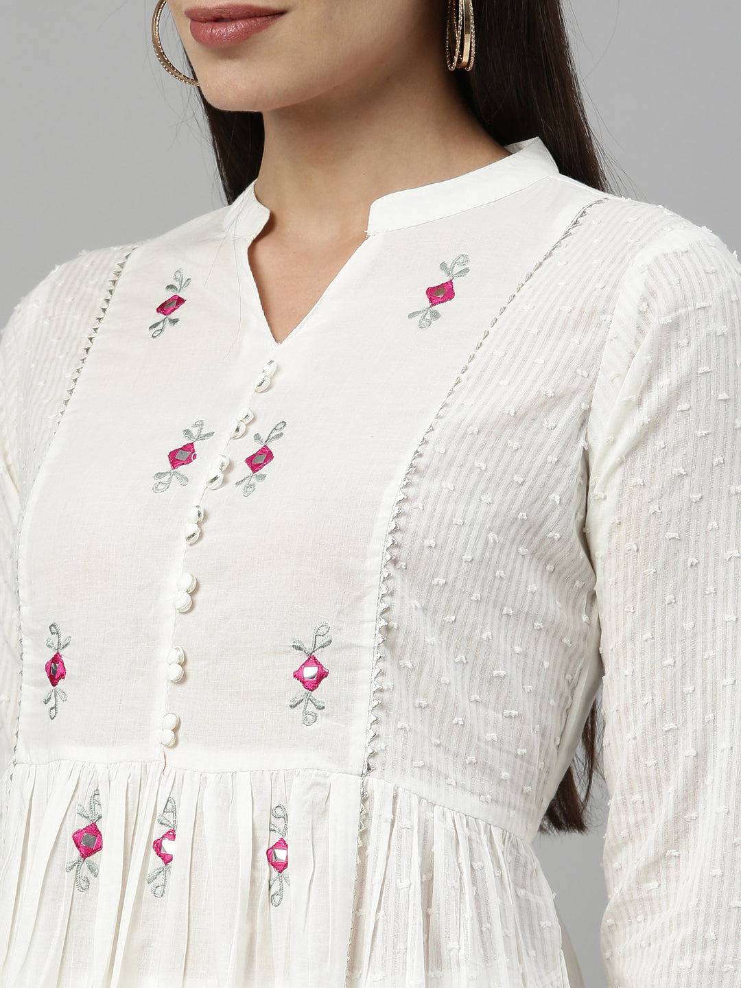 Neerus White cotton suit set - back view