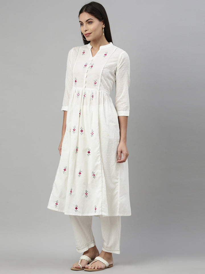 Neerus White cotton suit set - detail view 1
