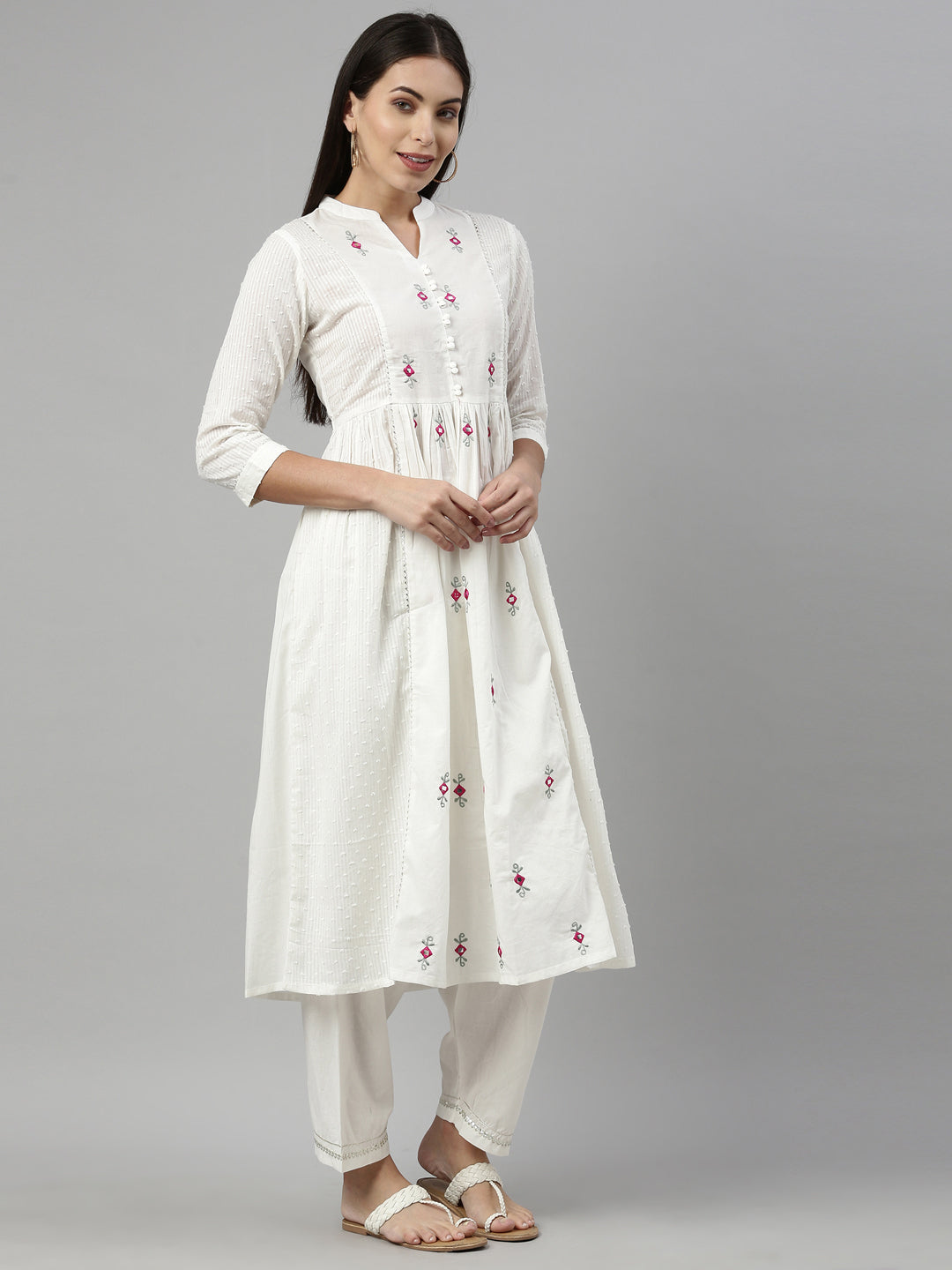Neerus White cotton suit set - front view