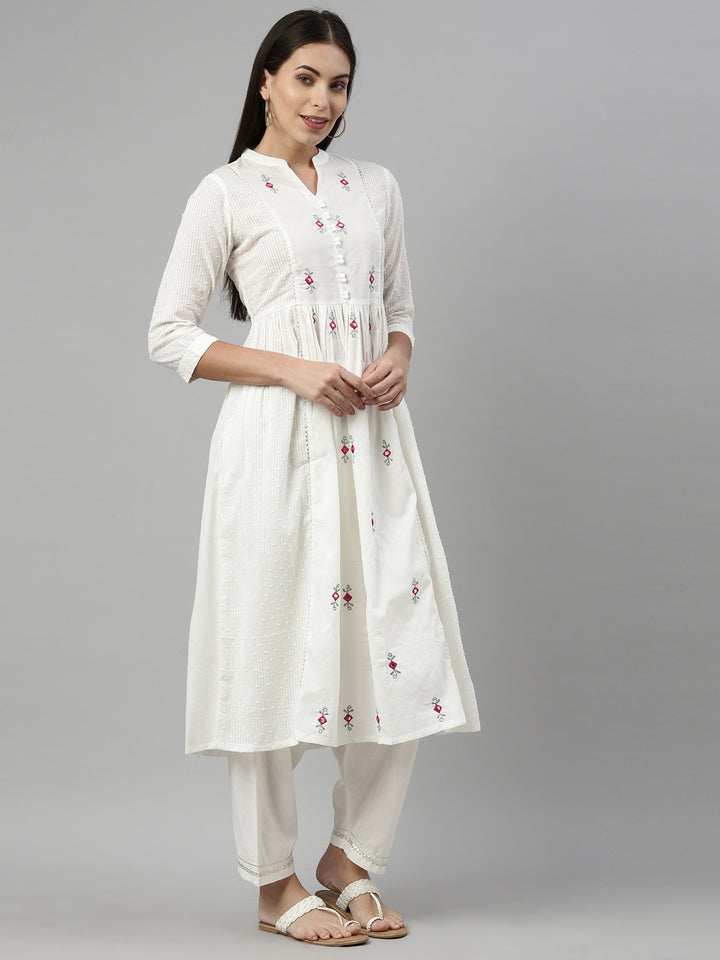 Neerus White cotton suit set - front view