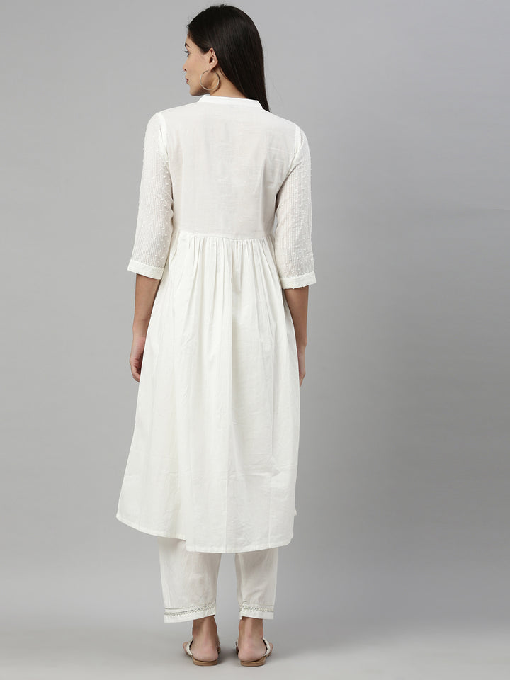 Neerus White cotton suit set - detail view 2