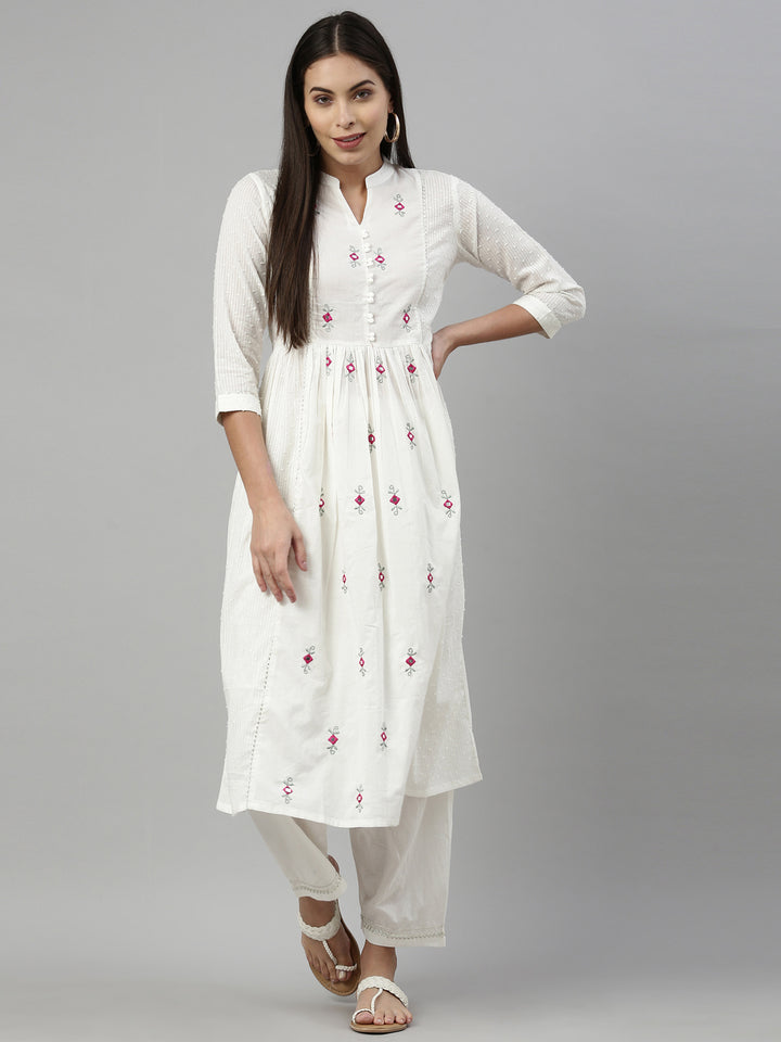 Neerus White cotton suit set - detail view 3