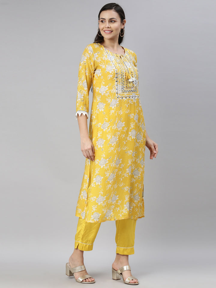 Neerus Yellow muslin solid kurta - detail view 2