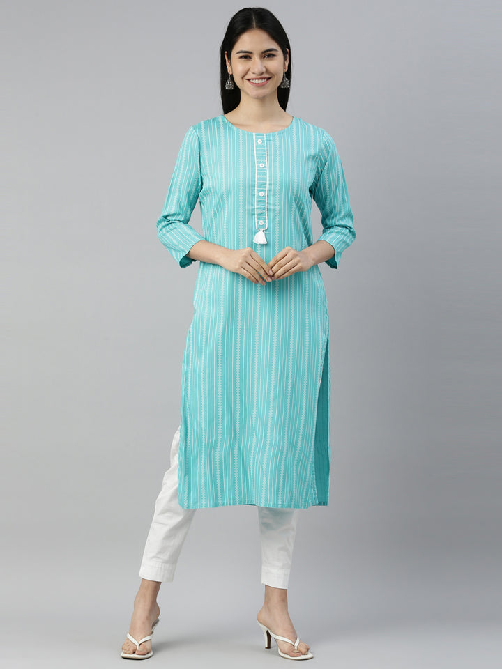 Neerus Green rayon solid kurta - front view