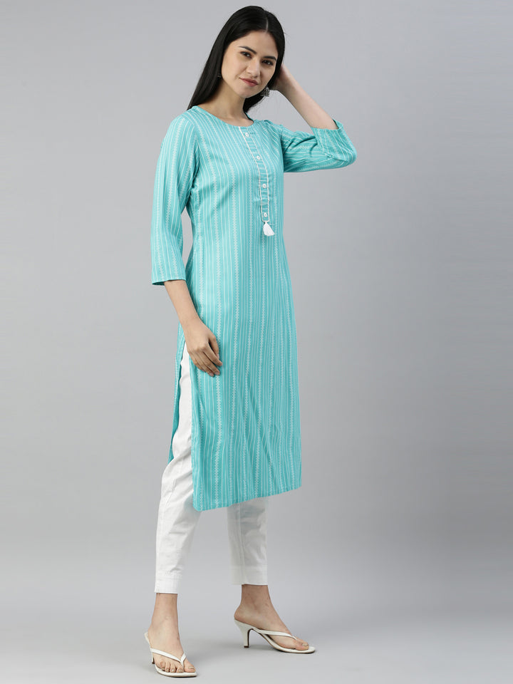 Neerus Green rayon solid kurta - side view