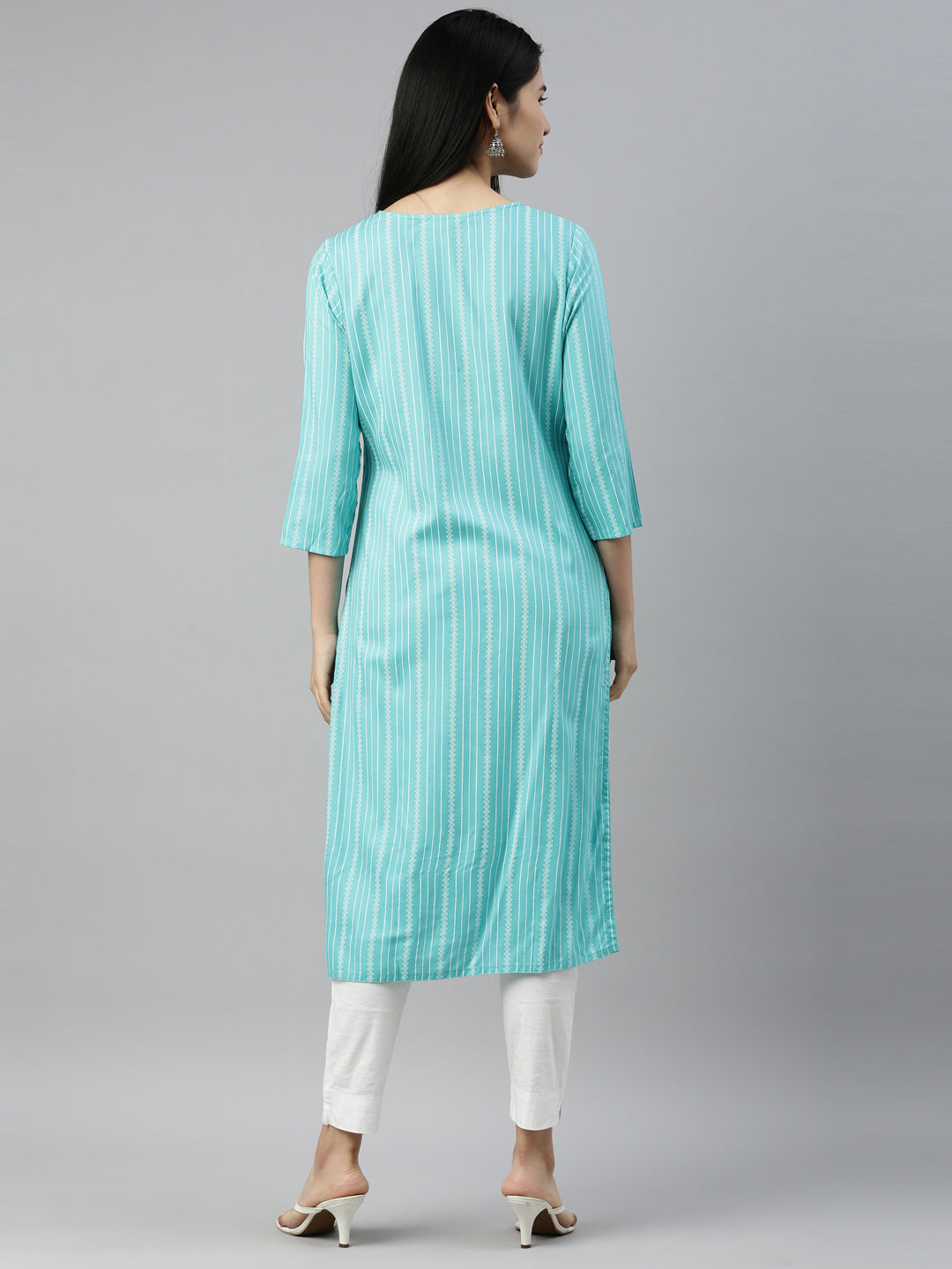 Neerus Green rayon solid kurta - detail view 1