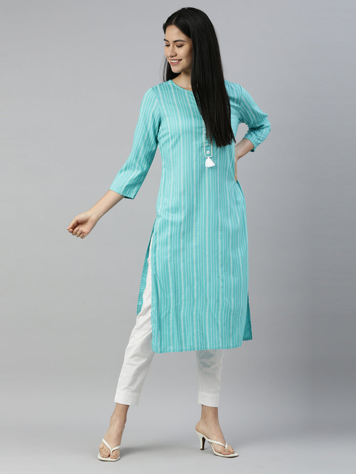 Neerus Green rayon solid kurta - detail view 2
