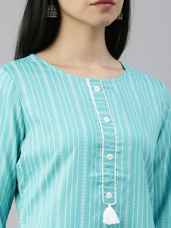 Neerus Green rayon solid kurta - detail view 3