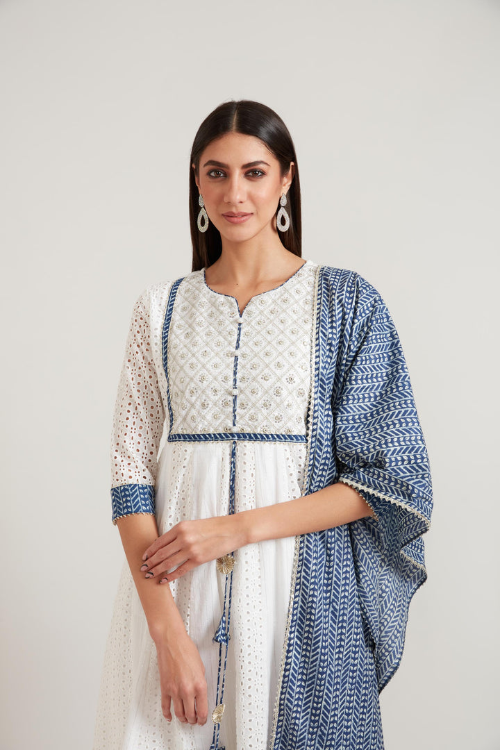Neerus White cotton suit set - back view