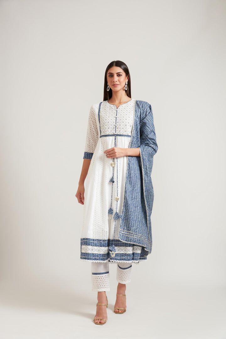 Neerus White cotton suit set - front view