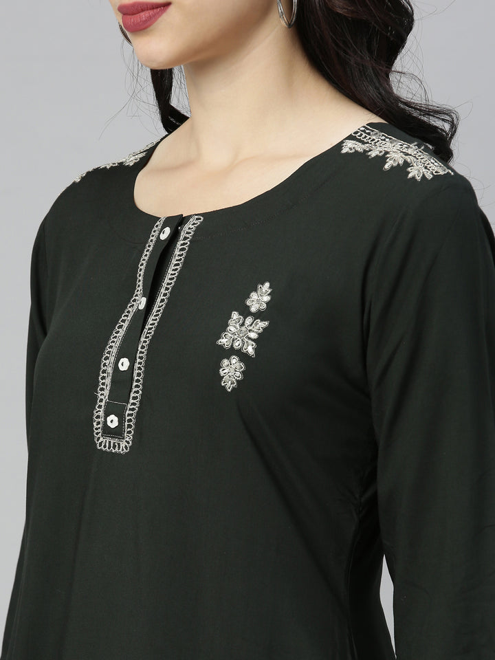 Neerus Green Zari Straight Kurti