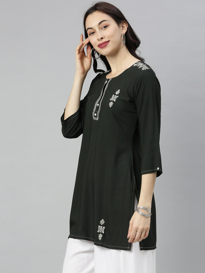 Neerus Green Zari Straight Kurti