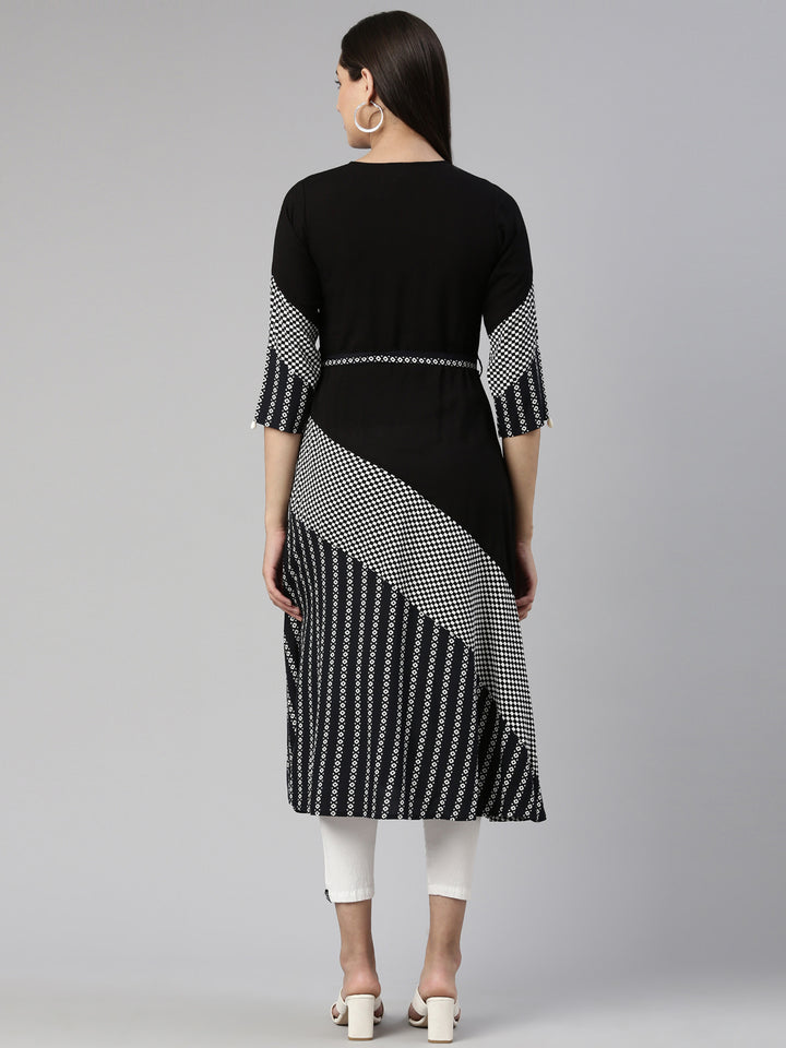 Neerus Black cotton straight kurta with round neck - side view