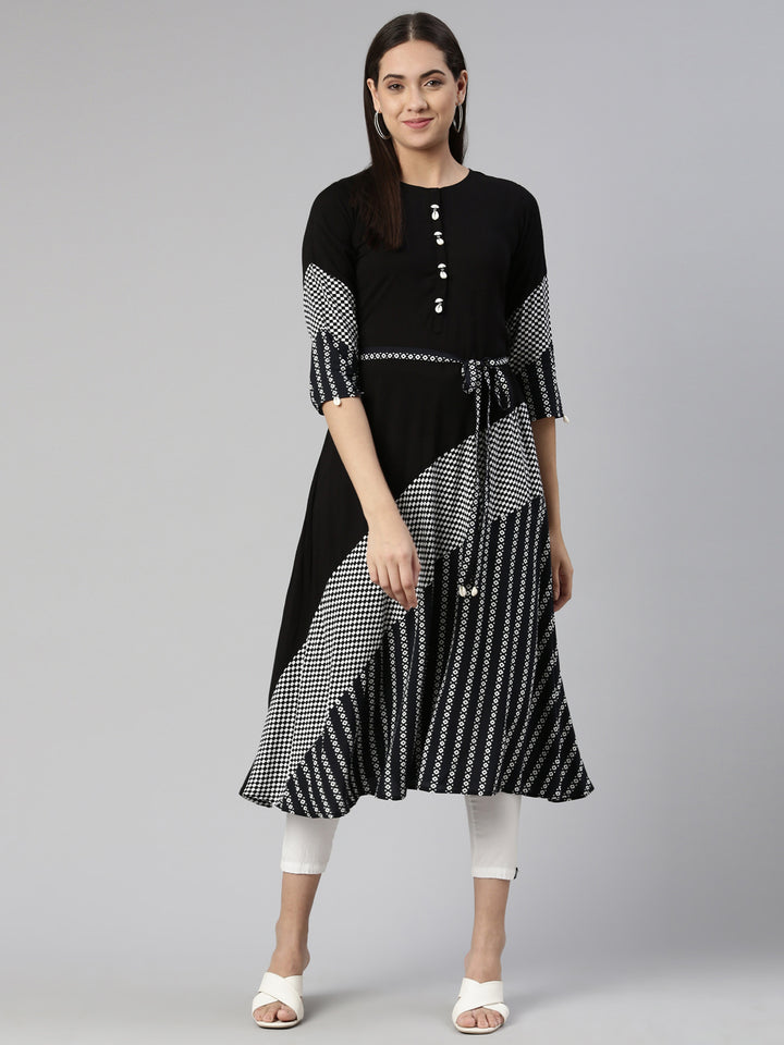 Neerus Black cotton straight kurta with round neck - front view